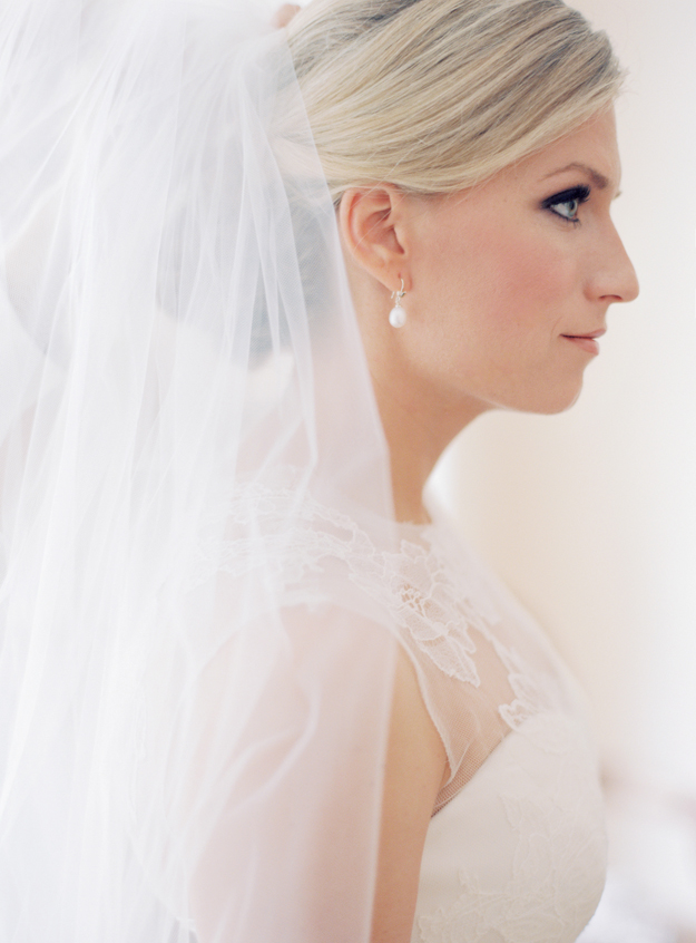 vera wang wedding gown and veil 11